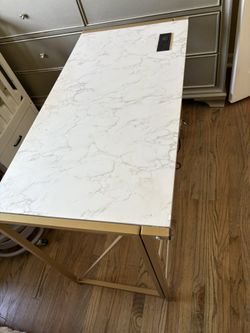 Desk/ Table With Electric Plug In!!