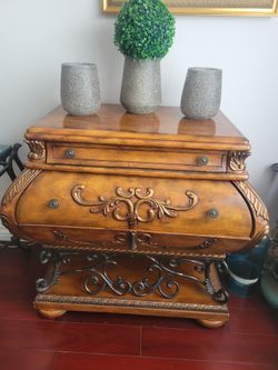 BOMBAY CHEST