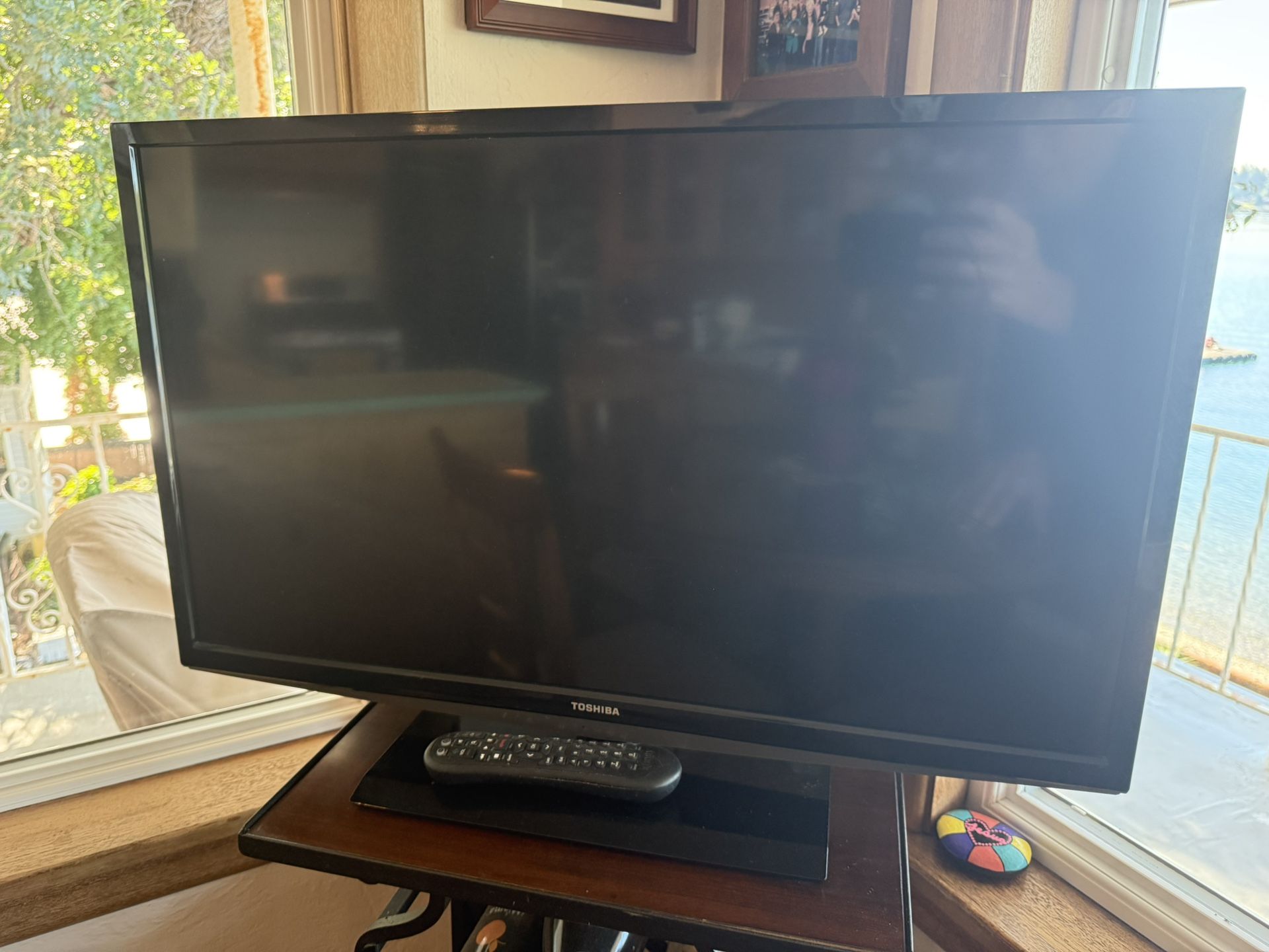 Toshiba – TV – 33 inch diagonal (17 inches high by 29 inches wide.)