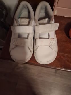 VERY NICE UNISEX PUMA KID SNEAKERS, SIZE 6, WHITE, GREAT CONDITION