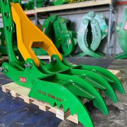 Excavator Caterpillar CAT-312 Manual Thumb, 26-inch Width.  It Fits with 12-15 Tons. Measures 27"x30"x4 Teeth.