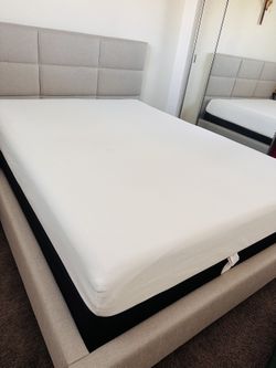 Se vende cama tamaño queen con colchón y base en excelentes condiciones. Queen-size bed for sale (mattress and base included) in excellent condition