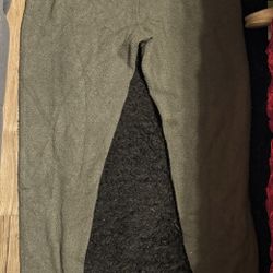 Preowned Woman’s size M guess casual/sweater material bottoms . Army green in good condition . No rips or tears . Located off lake mead and Simmons ar