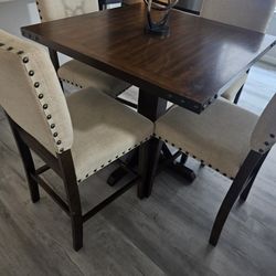 Dining Room Table and 4 Chairs 