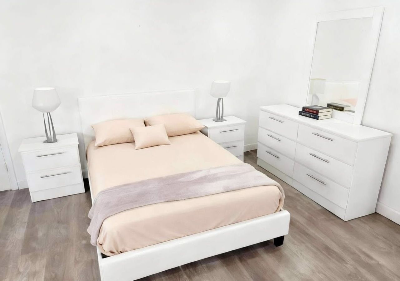 Bedroom Set . Perfect For Your Home ! Juego De Cuarto ¡ Perfecto Para Su Hogar !