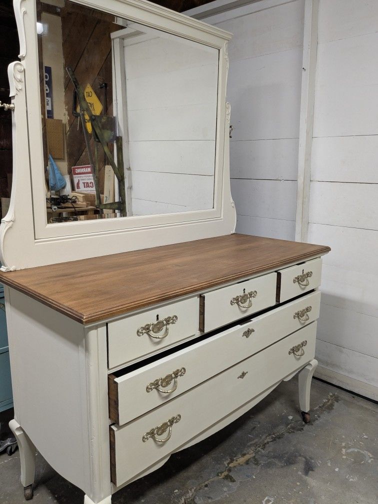 Vintage Vanity With Mirror
