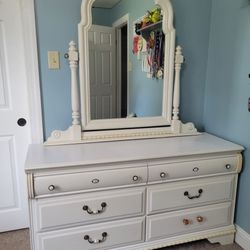 Dresser With Mirror