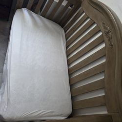 Vendo cuna de niño que también se convierte en camita.
Está casi nueva, solo se usó aproximadamente 3 veces.
Está en excelentes condiciones.

💲 Preci