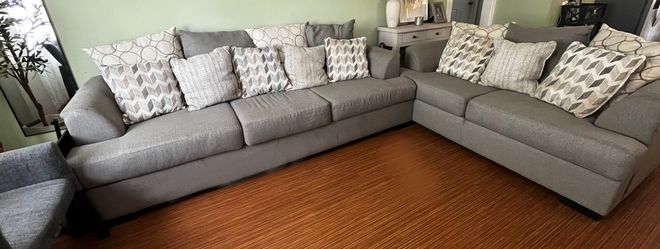 Living room set/couch’s