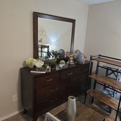 Dresser With Mirror 
