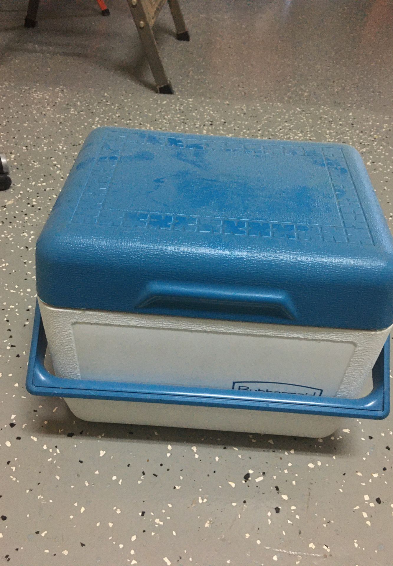 Rubbermaid cooler