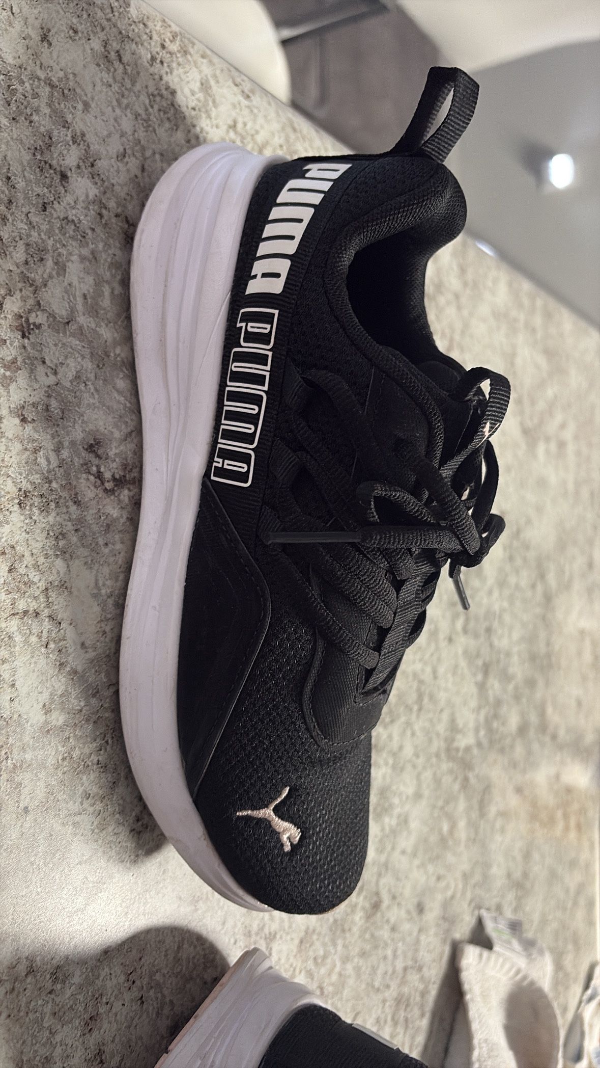 Women’s Puma Sneakers Sz 7med