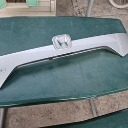 16-21HONDA CIVIC TRUNK DECK LID LICENSE PLATE TRIM MOLDING
