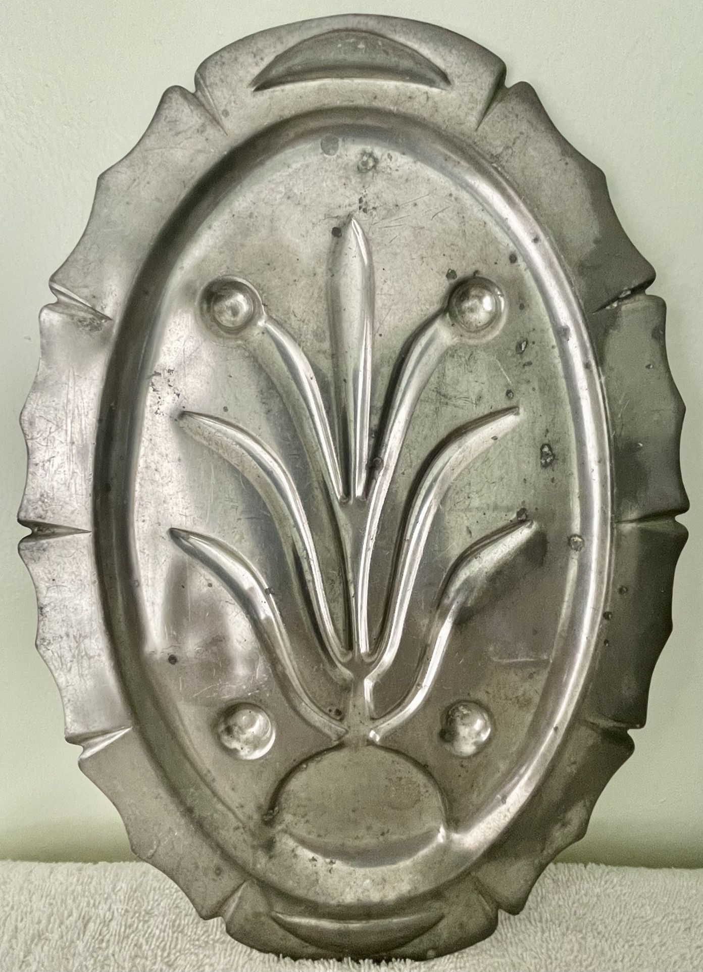 VINTAGE “GENUINE PEWTER” OVAL FOOTED MEAT CARVING/SERVING TRAY…