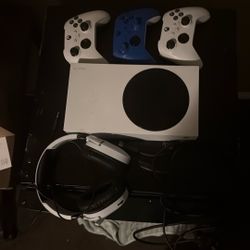 Xbox Series s 3 Xbox Controllers And Headphones 