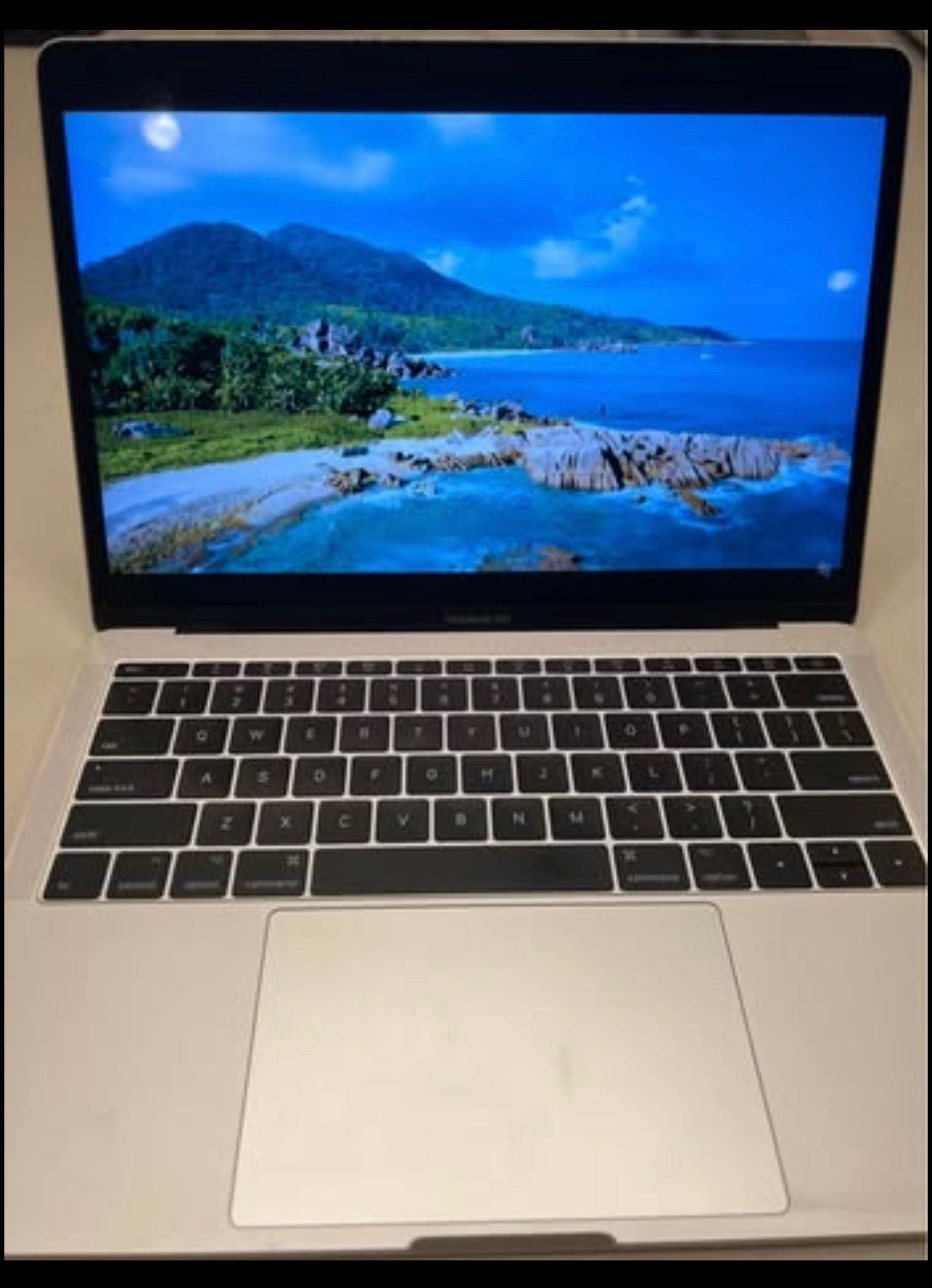 Apple MacBook pro- Retina screen Mid 2017 -with original charger and cable