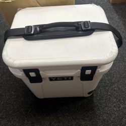 Yeti Roadie 24 v2 Cooler White