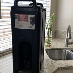 Dispensador de agua frío y caliente en excelente estado. Funciona perfectamente. Ideal para casa, oficina o negocio.