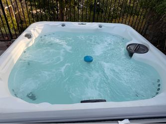 LIKE NEW Hot Tub w/ cover — Lifesmart LS600DX 230 Volt 7-Person