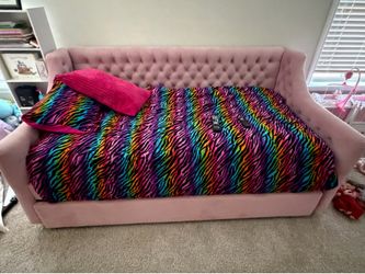 Twin trundle bed with both mattresses and expensive main mattress