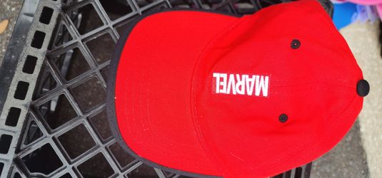 Red marvel hat (new)