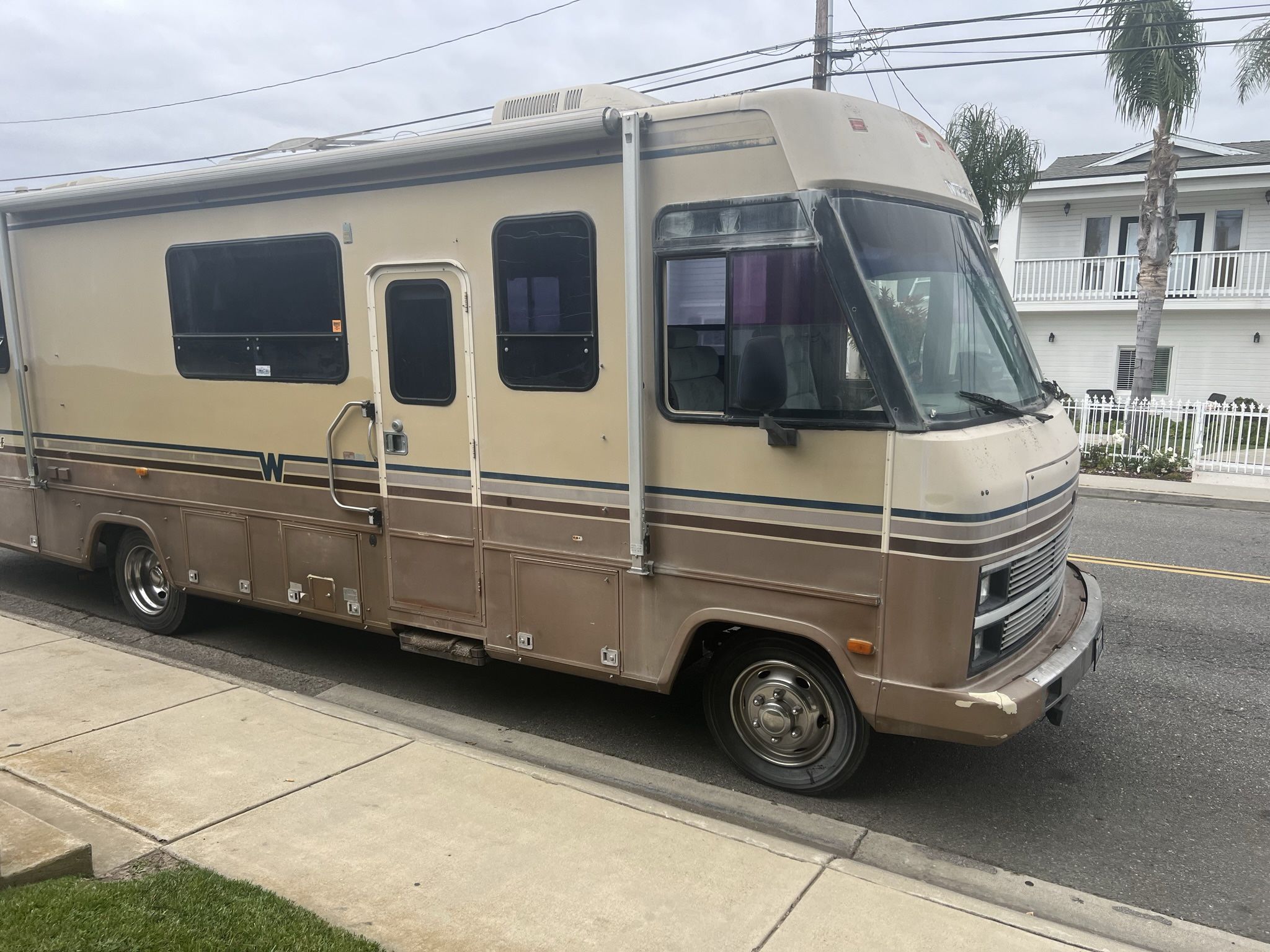 1989 Winnebago, super chief 31 foot a class 52K miles