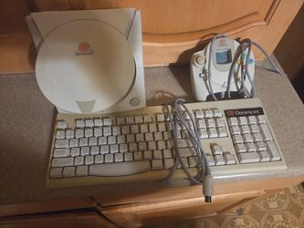 Sega Dreamcast console set, featuring the white HKT-3000 model.