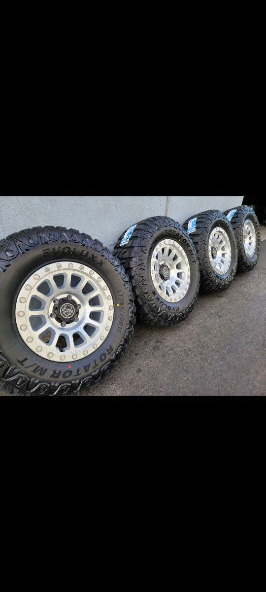 17" ICON HULSE rims w/ 33" Ridgecrawler R/T tires