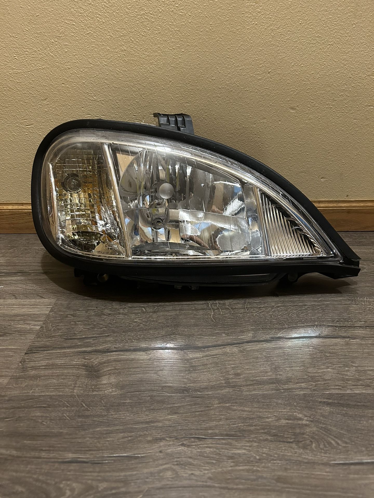 2004 Freightliner Columbia - Passenger Side Headlight
