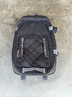 Oakley 39L Black Luggage 22” Upright Wheeled Carry On Roller Travel Bag Suitcase