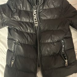 Moncler puffer jacket with no hood size medium 