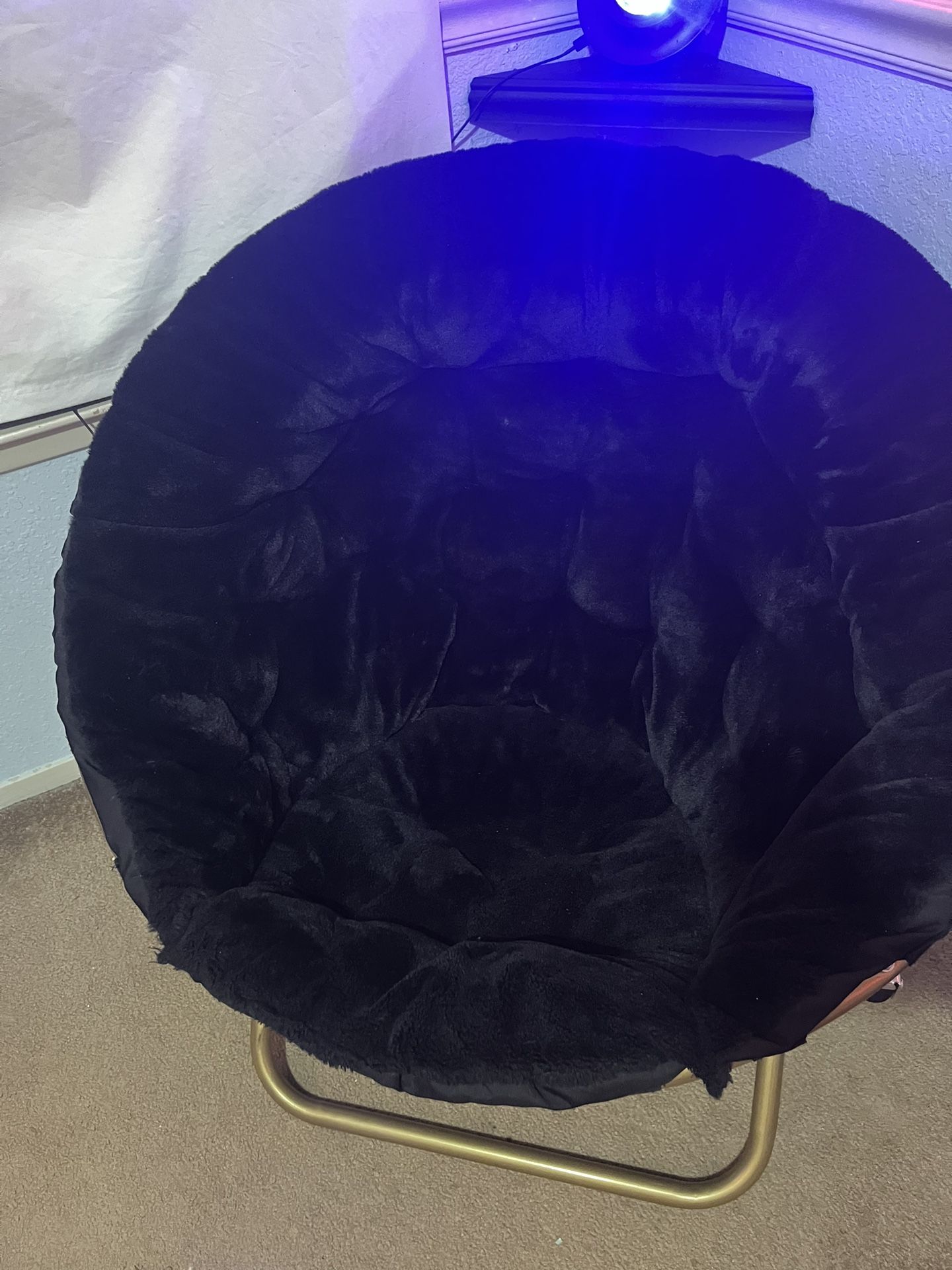 Foldable faux fur saucer chair
