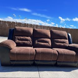 *FREE DELIVERY* Dual Reclining Couch!