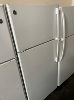 GE Top Freezer Fridge – White, Clean, Adjustable Shelves
