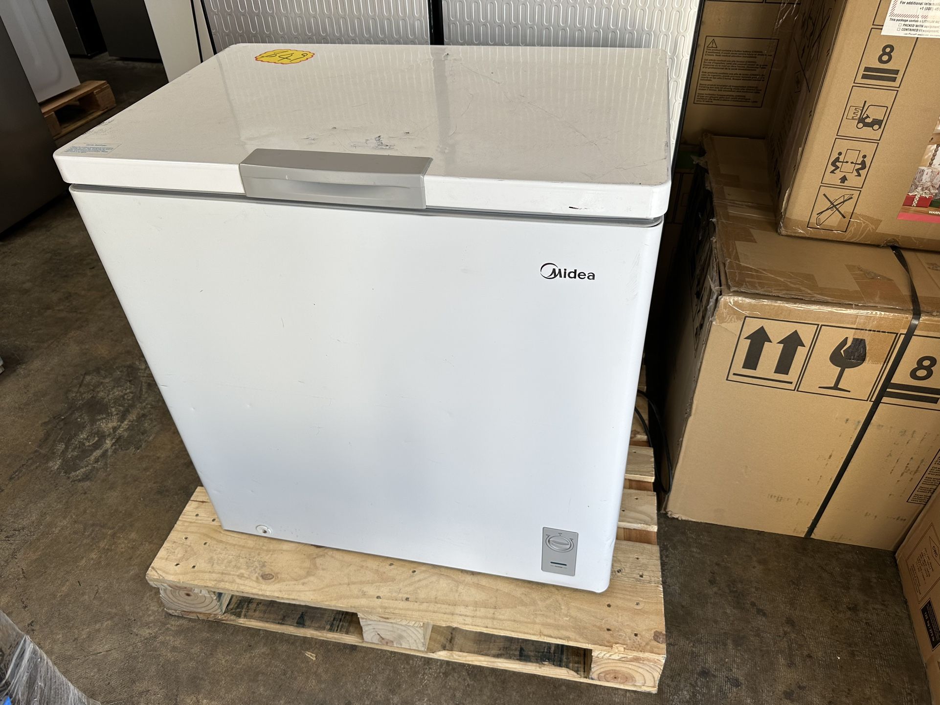 Midea Convertible Chest Freezer with Interior LED Light, 7.0 cu ft, White 