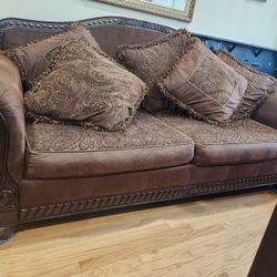 Vintage Looking Sofa With 5 Pillows