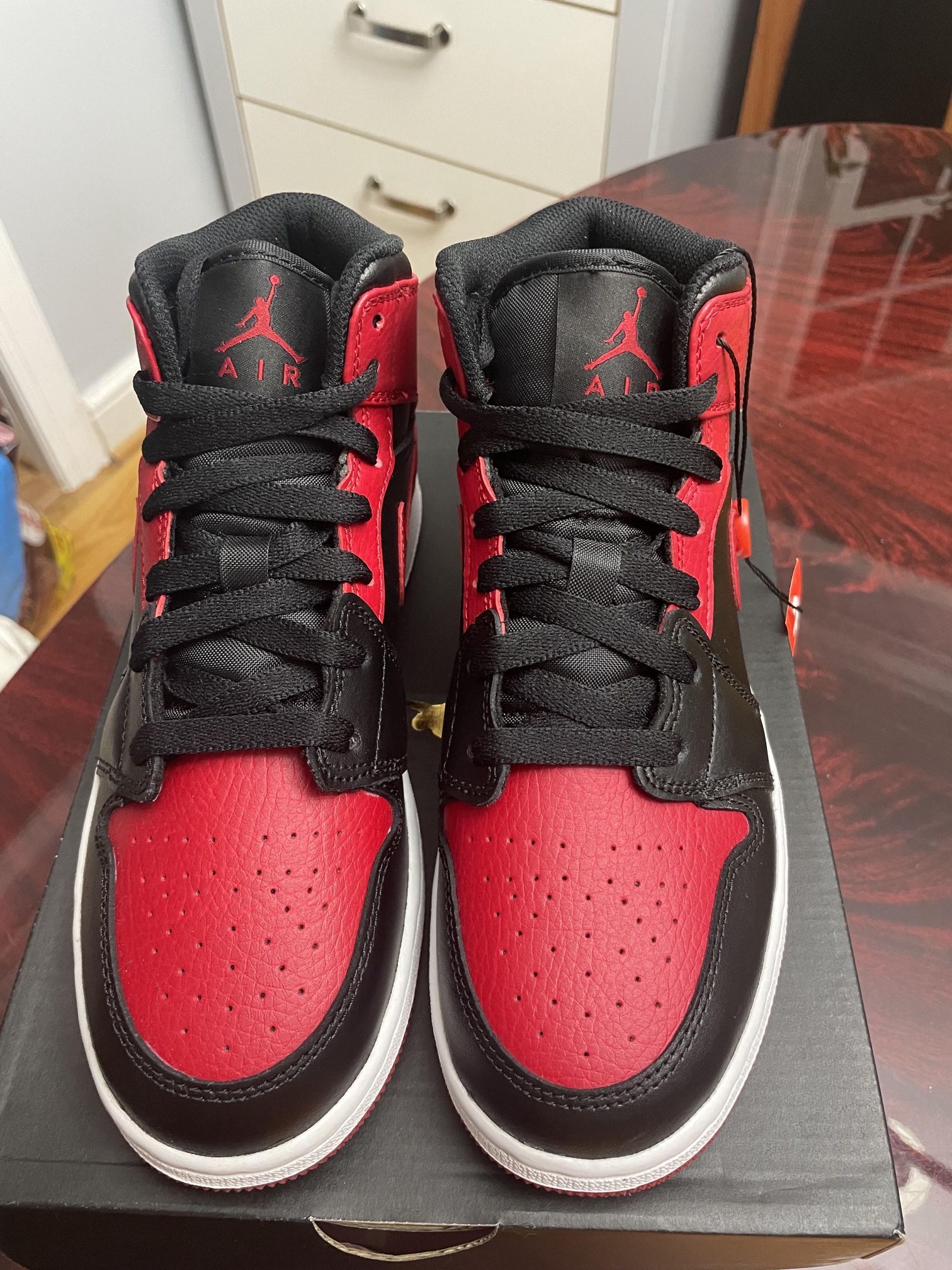 Air Jordan 1 Mid (GS) Size 5Y Boys
