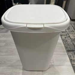Rubbermaid 13 Gallon White Trash Can with lid