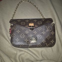 Louis Vuitton 
Monogram Macassar Avenue