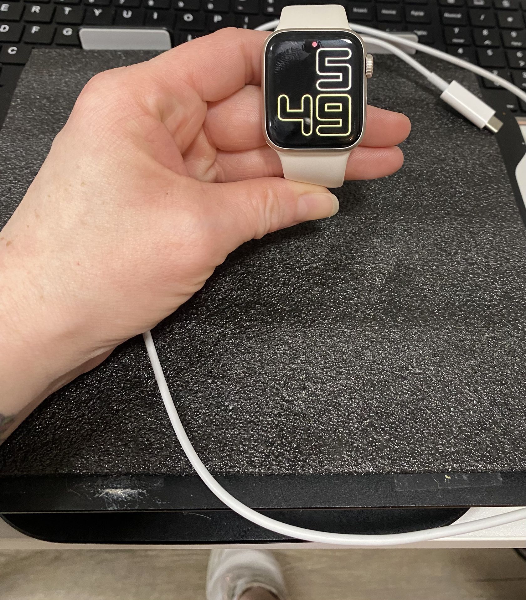 Apple Watch SE Second Generation 40mm With Charger