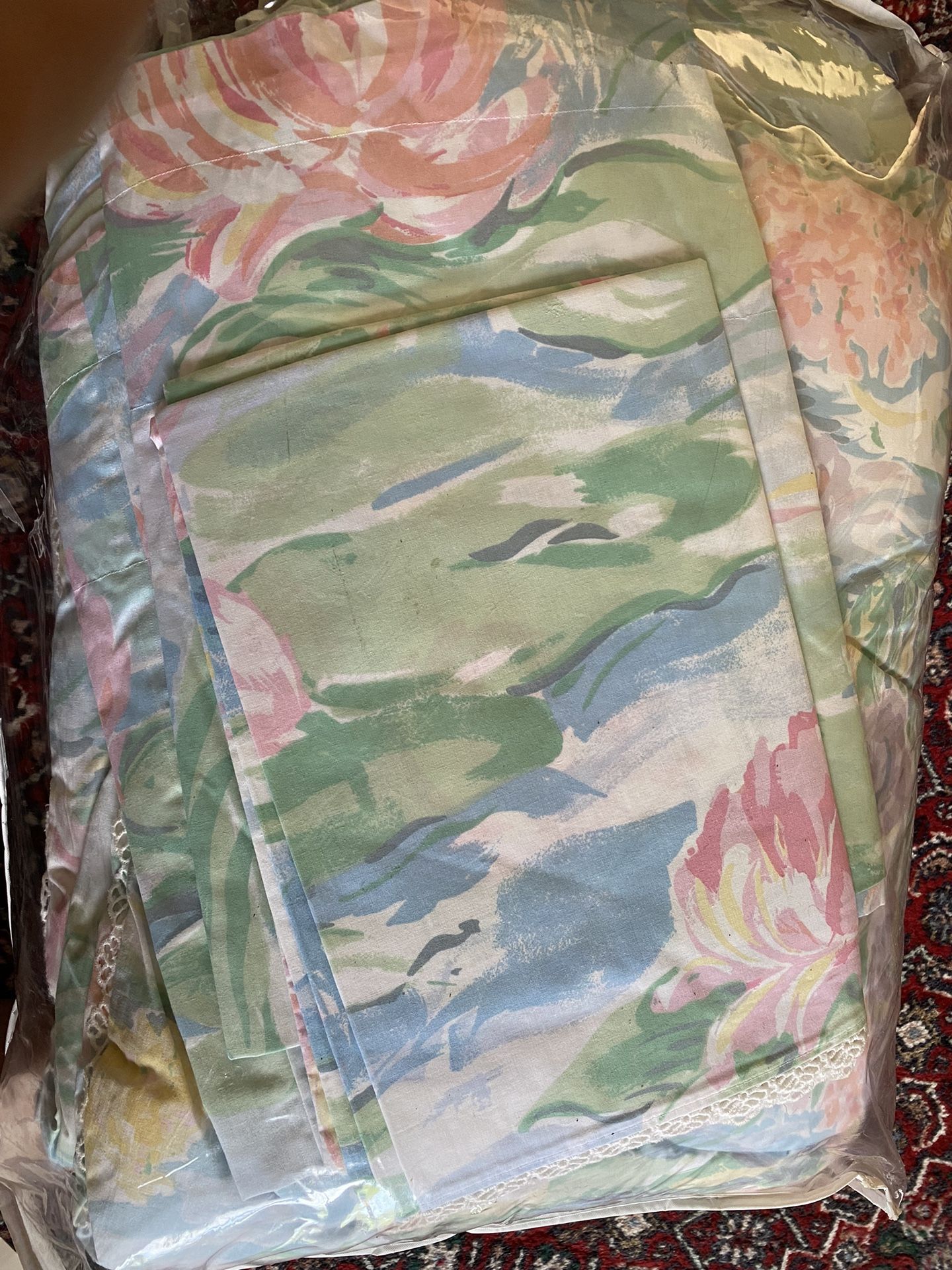 Twin Comforter With 2 Pillow Cases & Valances