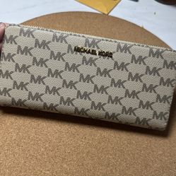 Michael Kors Logo Continental Wallet 