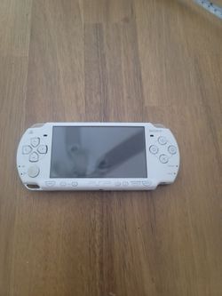 White Sony PSP Slim Console – Screen Repair Project (Powers On, Intact Door, No Battery)