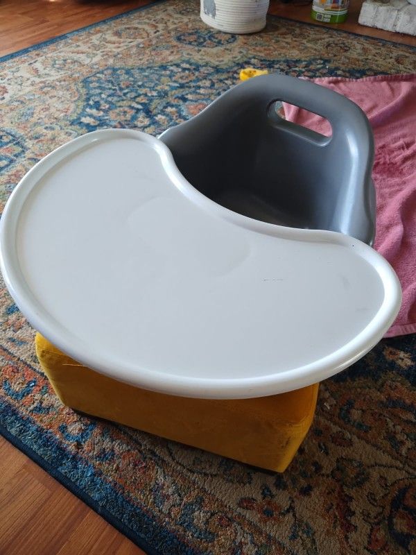 Upseat baby seat with tray