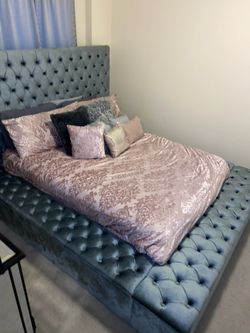 Tufted Upholstered Storage Platform Bed