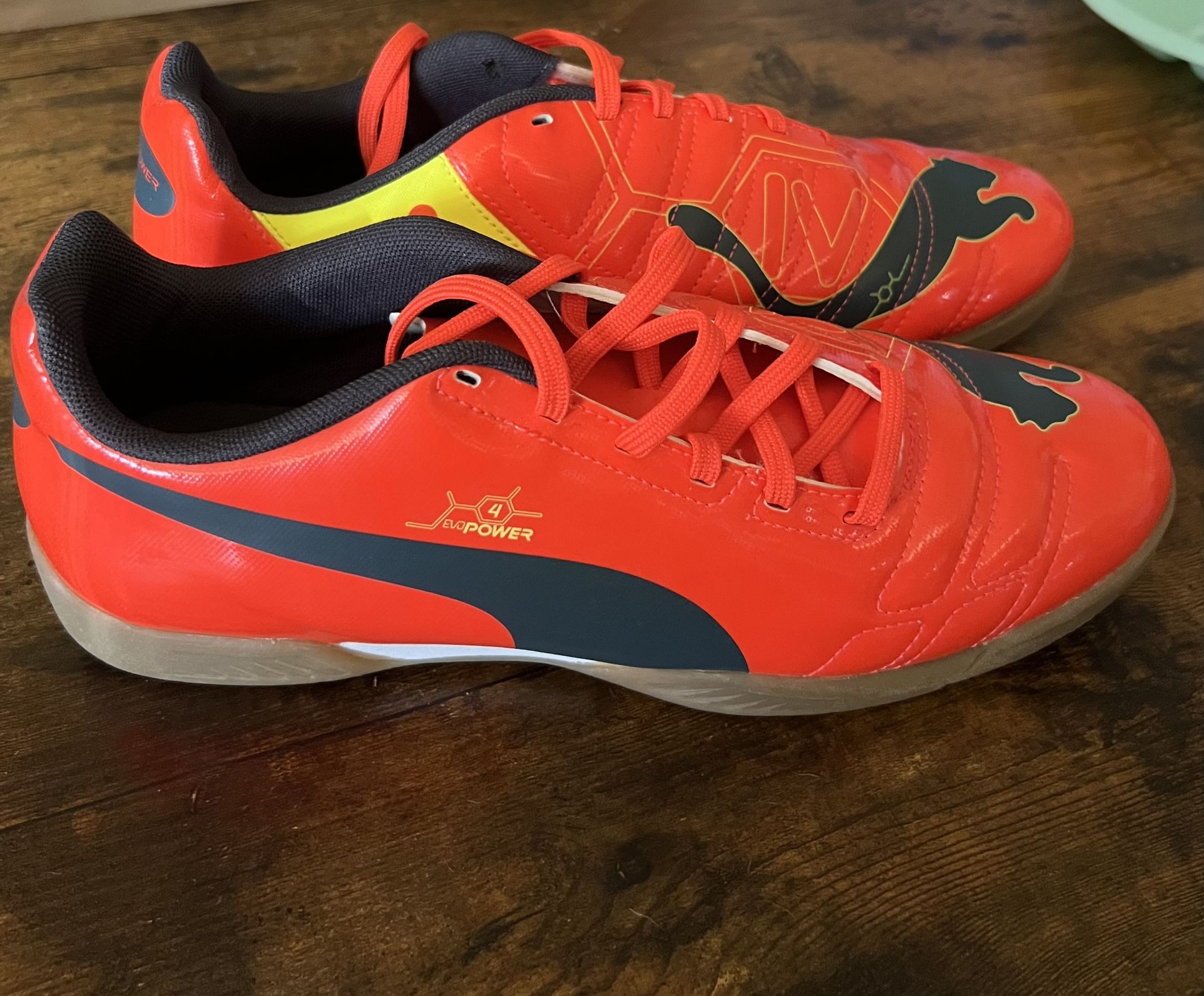 SOCCER SHOES (size 9)