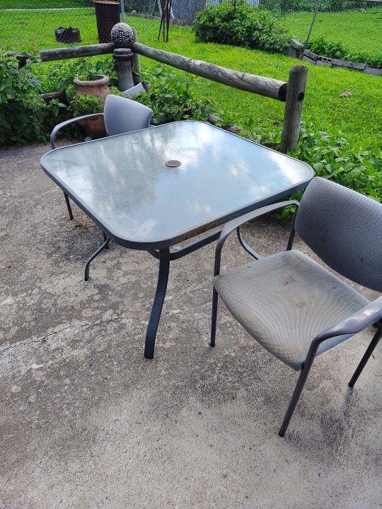 Patio Table And 2 Chairs 