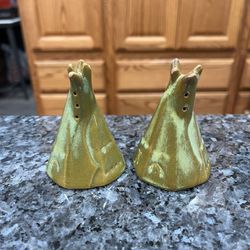 Vintage 1940’s Frankoma Pottery Tepee Pair If Salt And Pepper Shakers.  Preowned No Stoppers 