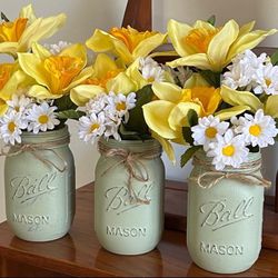Chalk painted green mason jars gift farmhouse wedding - DAFFODILS DAISIES