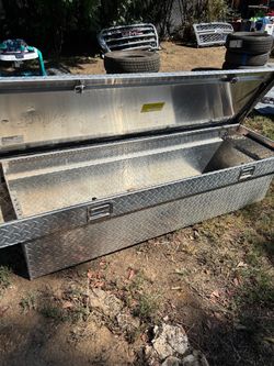 Truck tool box